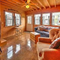 Ark Bunkhouse Fredericksburg Hideaway with Hot Tub